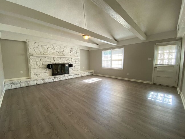 Building Photo - 4 bedroom, 2.5 bath with lots of living sp...