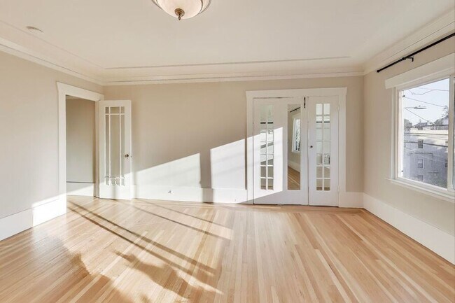 Building Photo - Huge Beautiful Top-Floor 1-Bedroom Apartme...