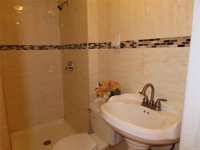 Building Photo - 184-20 S Conduit Ave