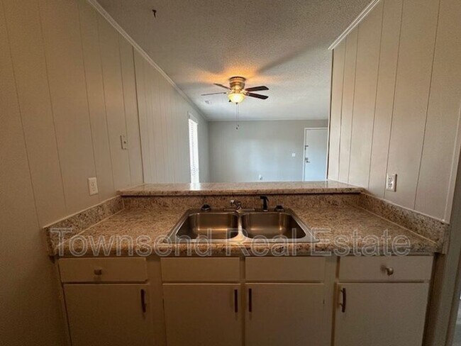 Foto del edificio - 5850-E Century Oaks Drive