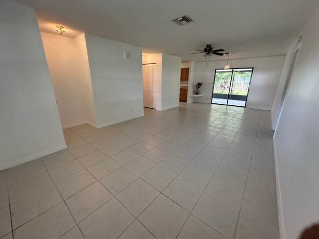 Foto del edificio - Charming 2-Bed, 2-Bath Home with Garage & ...