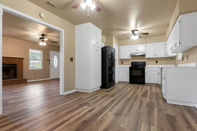 Foto del edificio - Charming 3BR Ranch Style Home on Quiet Cut...
