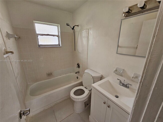 Foto del edificio - 2441 NW 8th Pl