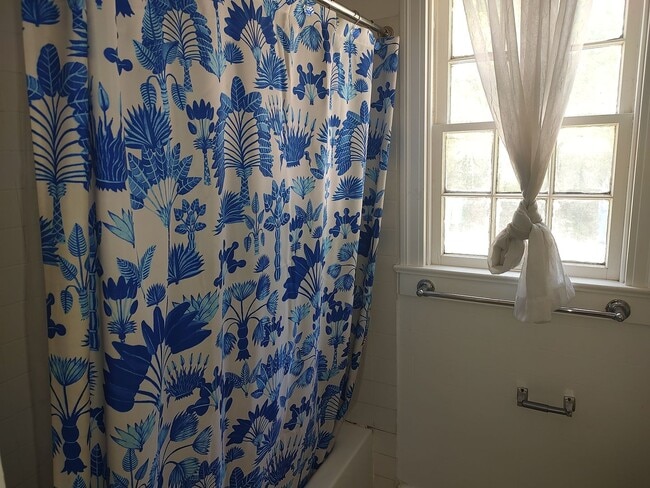 Building Photo - Cute Studio apartment close to 71,Airport and Downtown
