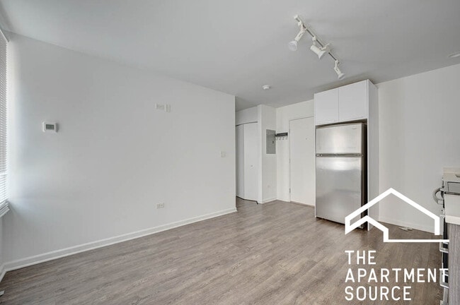 Building Photo - 900 W Winona St