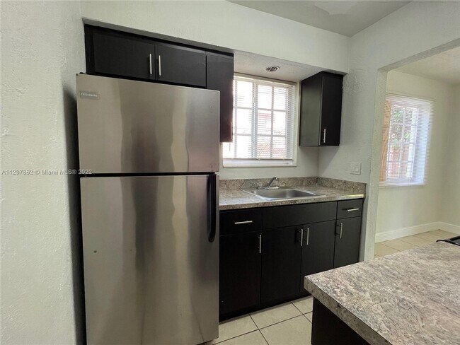 Foto del edificio - 5811 NW 15th St
