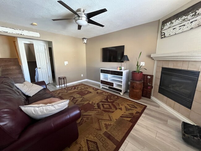 Foto del edificio - Adorable 3 story, 3BR/3.5BA Townhome w/ de...