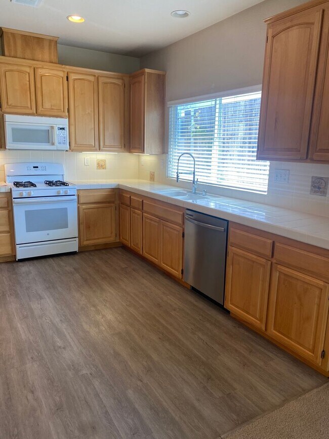 Foto del edificio - **Available Now Single Level  3 Bedroom 2 Bathroom with a Office**