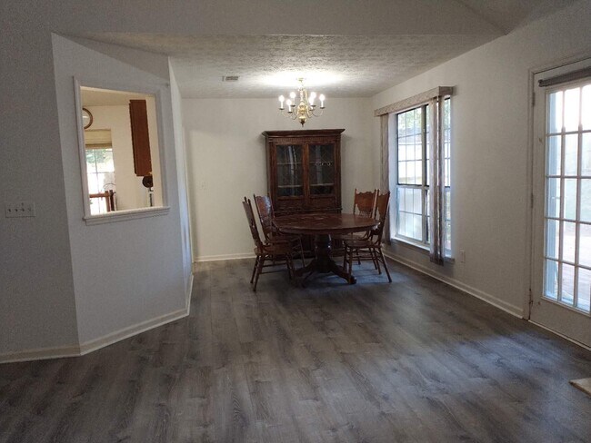 Building Photo - 525 Longwood Ln