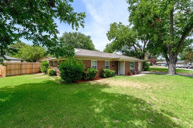 Building Photo - 2109 Barbell Ln