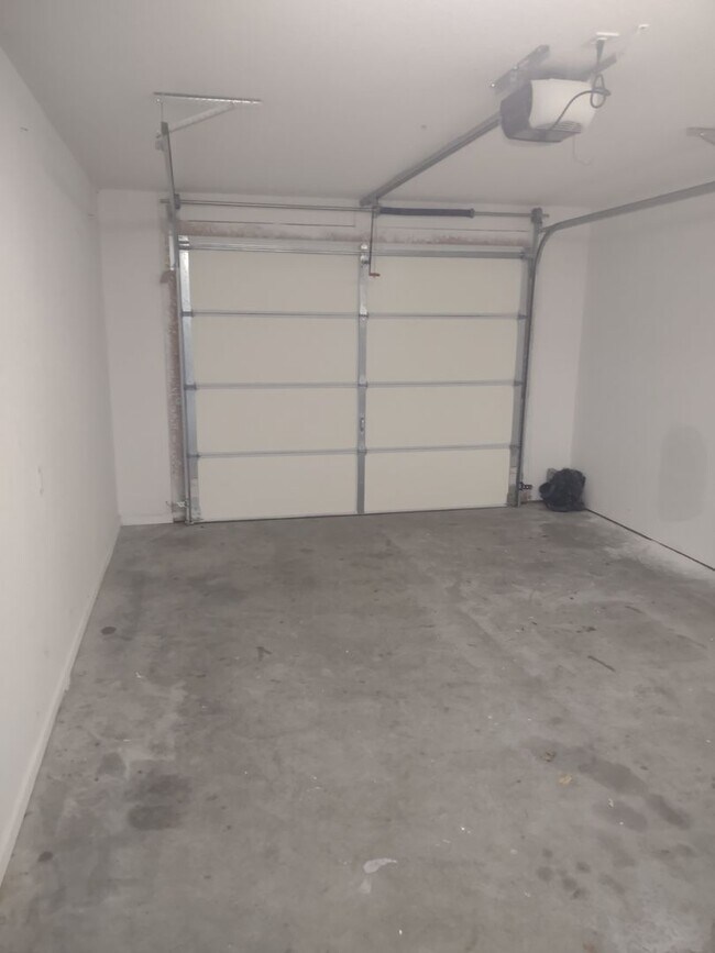 Building Photo - Corner Tri~Plex Benton KY 3 Bed 2.5 Bathrooms