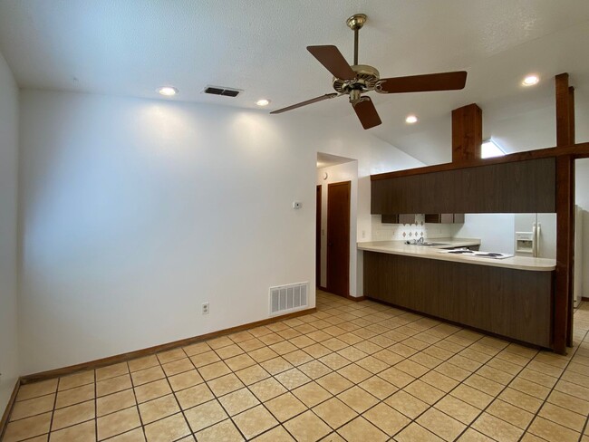 Building Photo - Two Bedroom, One Bath Duplex in Oviedo - P...