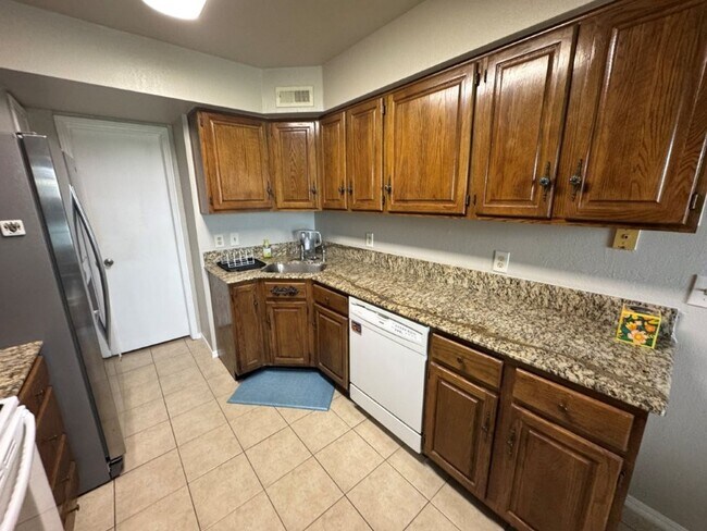 Foto del edificio - 3-bedroom Condo in Quail Springs area, ful...