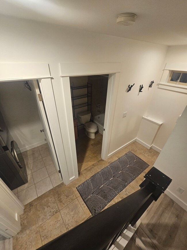 Building Photo - Spacious 3 Bedroom Townhome in West Seattle!