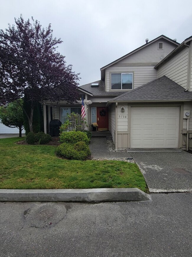 Building Photo - Silverdale Townhome In Beautiful Summerwin...