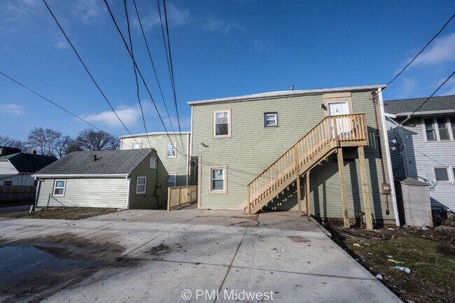 Building Photo - "Charming 2 Bedroom Apartment in Prime Loc...