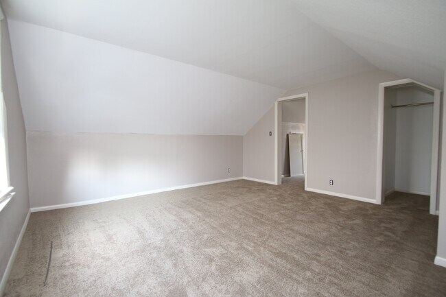 Building Photo - 119 S 77th St