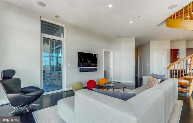 Foto del edificio - 8220 Crestwood Heights Dr