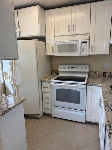 Foto del edificio - 9921 Three Lakes Cir