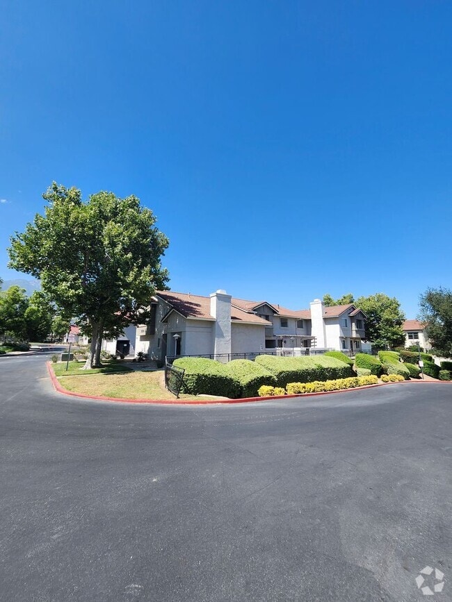 Building Photo - 9934 Highland Ave