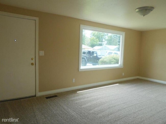 Foto del edificio - 3 br, 1 bath House - 4407 Clinton Ave