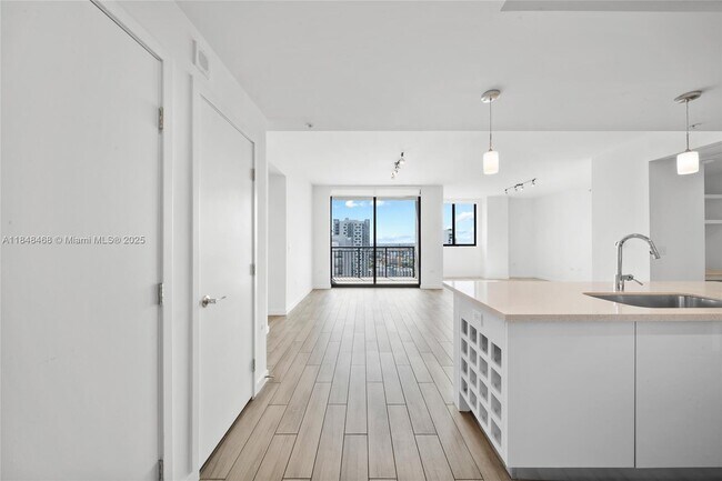 Building Photo - 999 SW 1st Ave