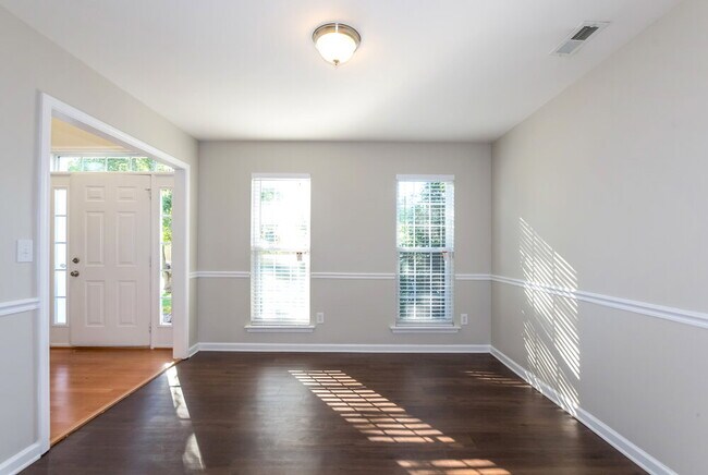 Foto del edificio - 8921 Cameron Spring Rd