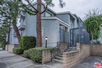 Building Photo - 9915 Variel Ave