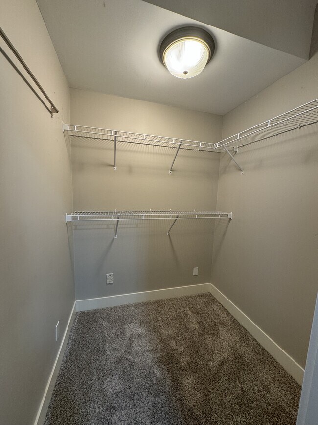 Photo du bâtiment - 23855 Zeron Ave