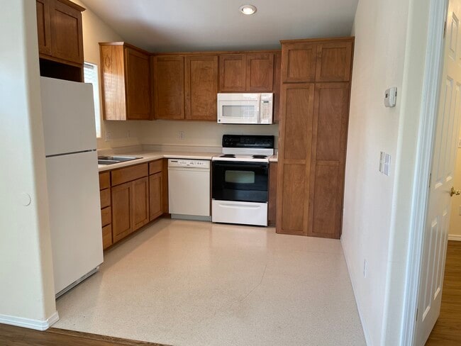 Kitchen w/Top-Bottom Washer Dryer Built-In - 207 Willamette Ave