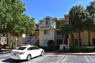 Building Photo - 2104 Glenmoor Dr
