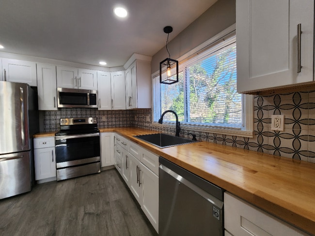 Building Photo - 1020 Woodvale Dr