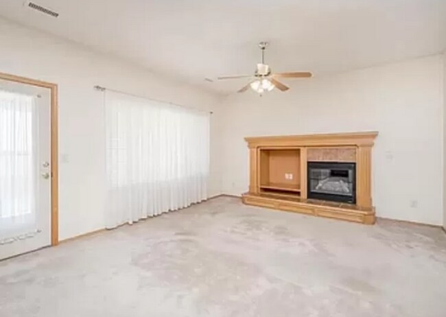 Foto del edificio - Highly sought after 2 bed/2 bath twin home...
