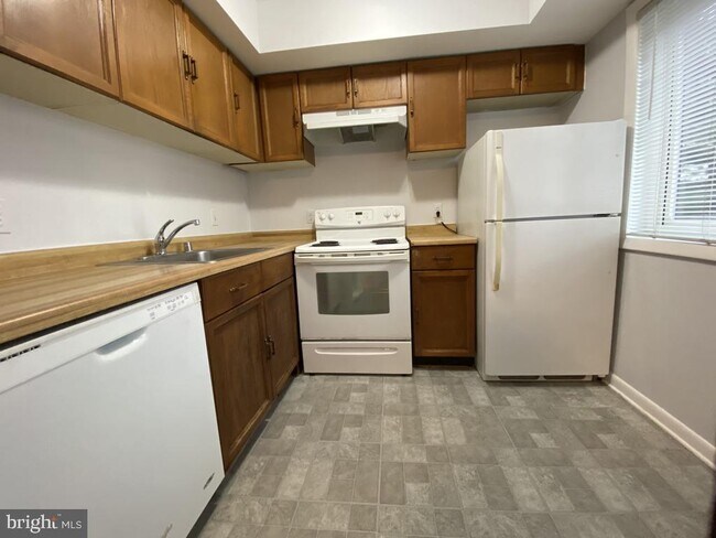 Building Photo - 3300 S 28th St