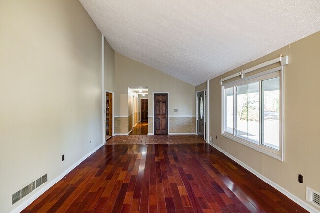 Building Photo - Available now! 4 bed 2.5 bath Ranch in Oco...