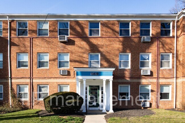 Foto del edificio - Spacious 2 BR 1BA Condo in South Euclid - ...