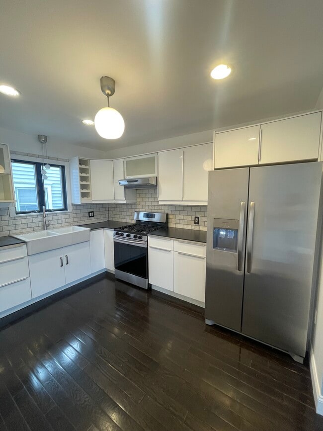 Building Photo - 99 Plain St