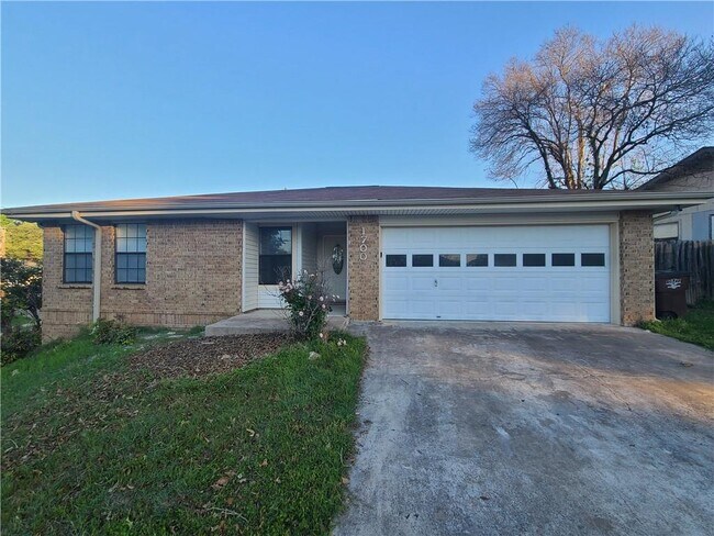 Building Photo - 1700 Foxfire Dr