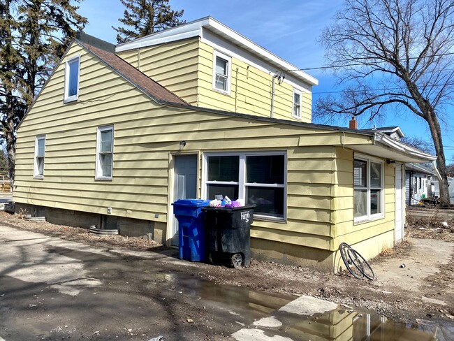 Building Photo - 4 bed, 1.5 bath home Near NDSU