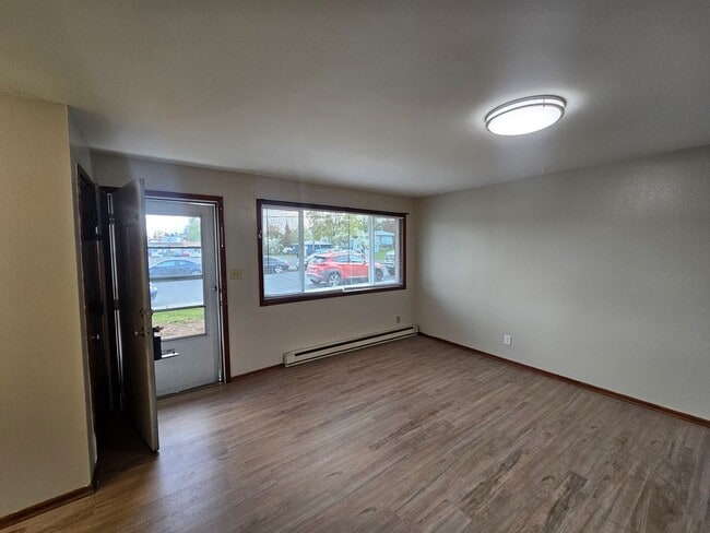 Foto del edificio - New price on 2 bedroom Just Steps from EWU Campus! $500 off one month's rent Move in Special