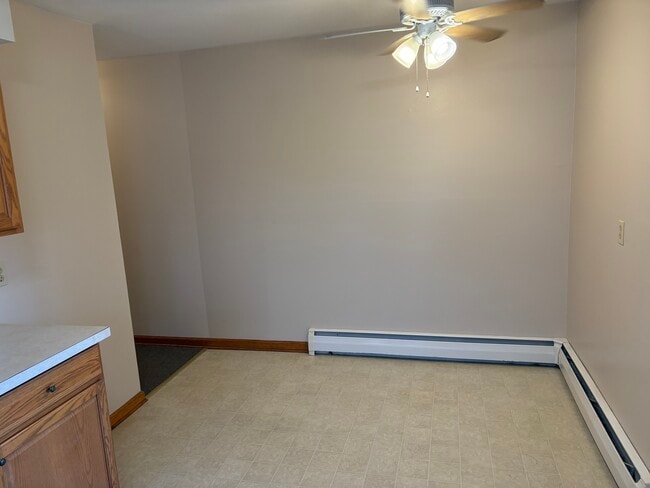 Foto del edificio - 1356 Roosevelt Ave