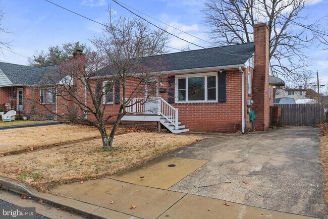 Foto del edificio - 304 Newfield Rd