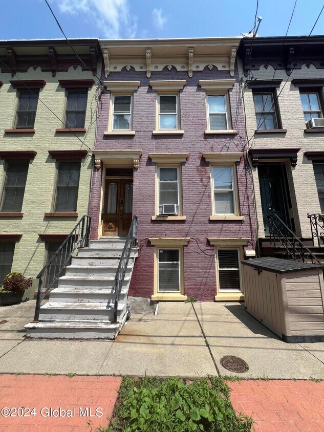 Primary Photo - 5 Irving St