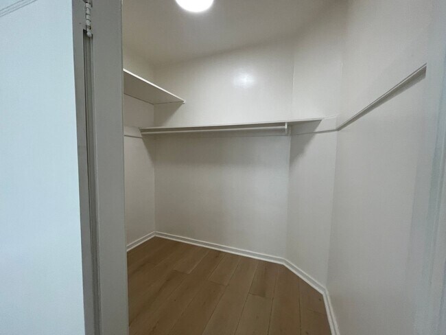 Building Photo - A Beautiful remodeled Large Studio!!