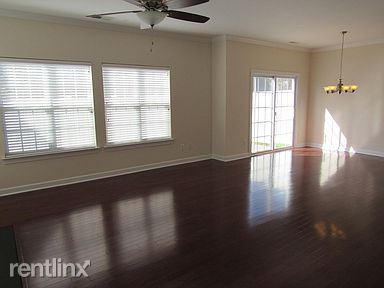 Foto del edificio - 12129 Valley Oak St