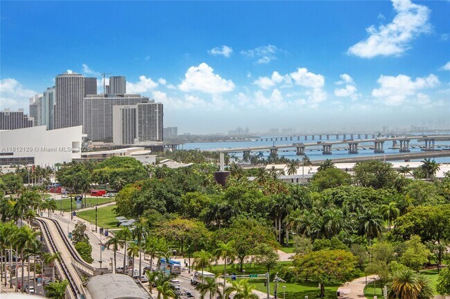 Building Photo - 300 S Biscayne Blvd