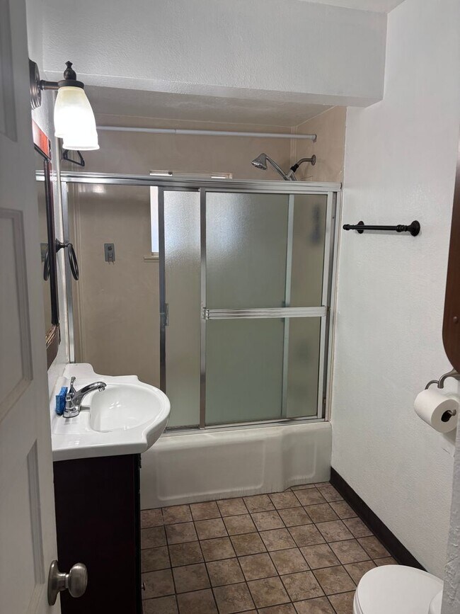 Foto del edificio - 2 BR 1 BA house with Bonus Room in Yuba City  AVAILABLE NOW!