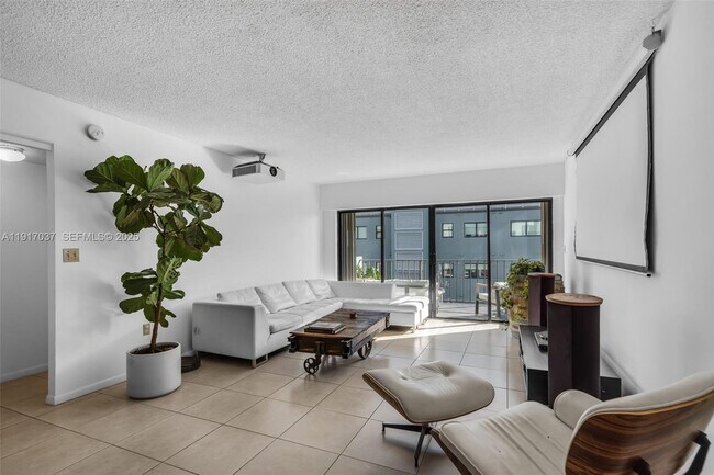 Foto del edificio - 575 Crandon Blvd