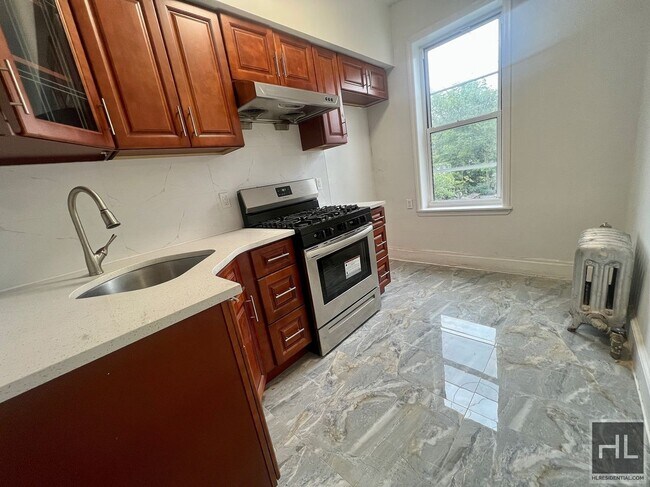 Foto del edificio - 3BR 1BA 1100sft Floor Through