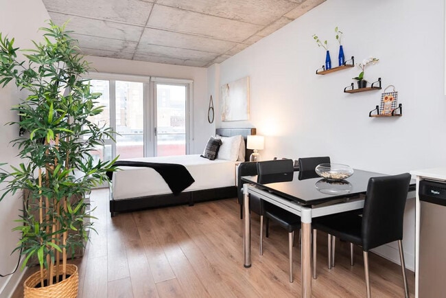 Building Photo - 201 Rue Sainte-Catherine E